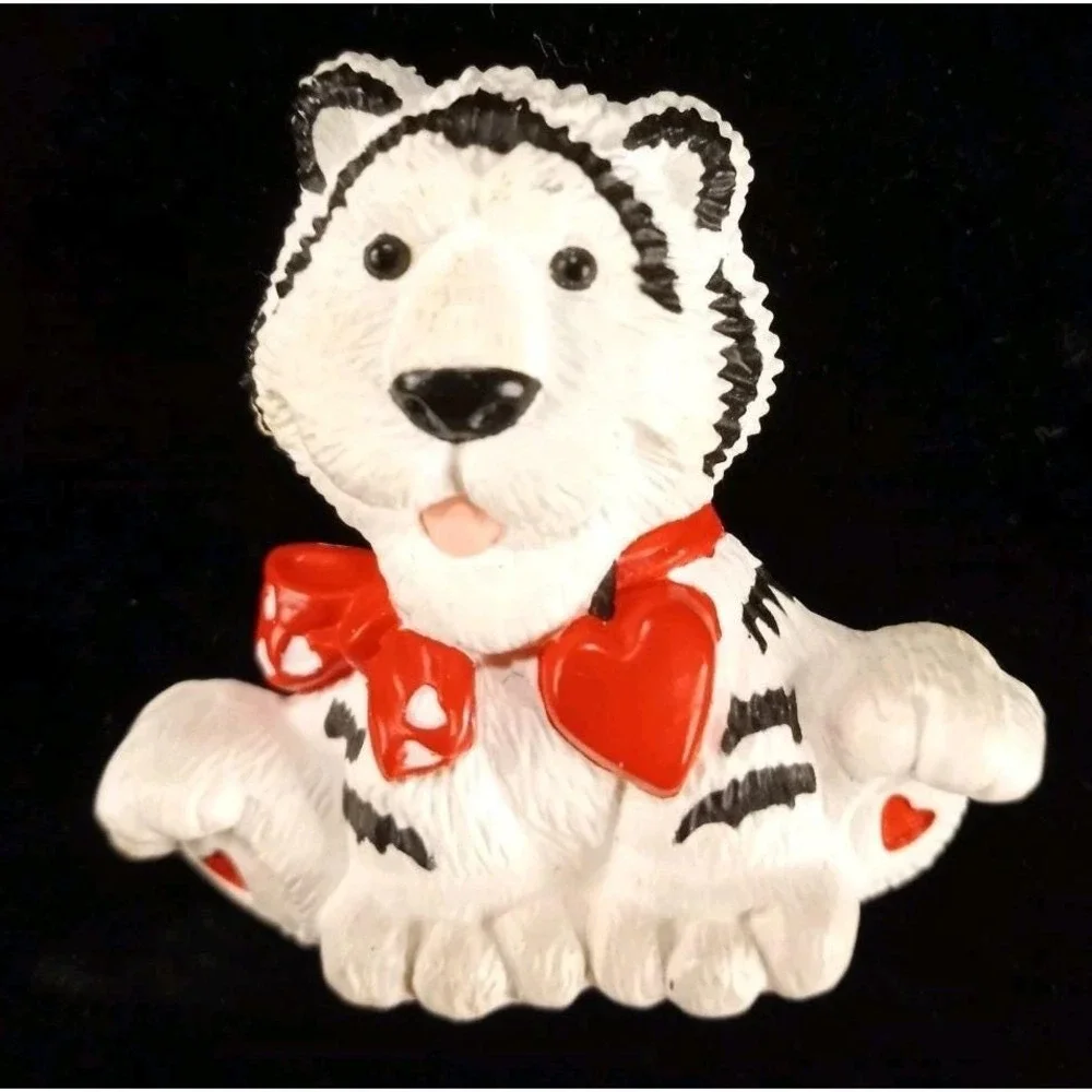 Hallmark 1990s White Tiger Valentine's Day Pin Plastic Lapel Hearts Bow‎